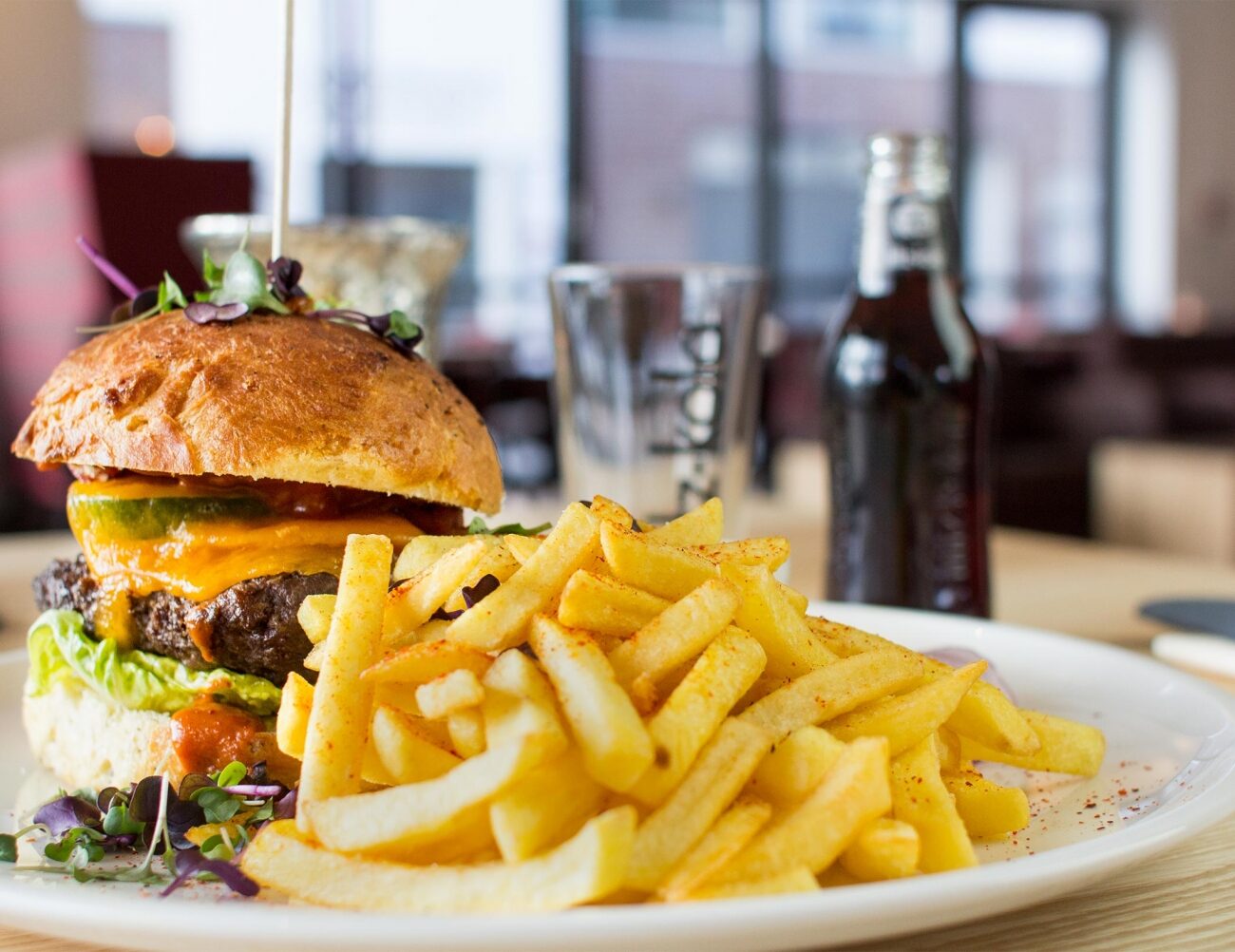 Hausgemachter Brioche-Burger im anders
